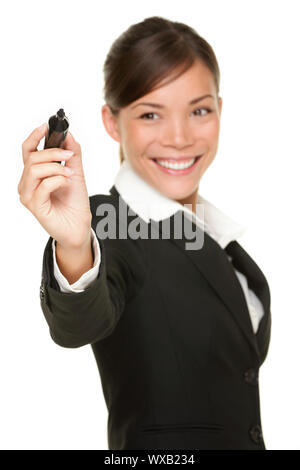 Femme d'affaires avec écrit au feutre noir sur l'écran virtuel. Jeune professionnel souriant portant costume. Asiatique chinois / Caucasian businesswoman isola Banque D'Images
