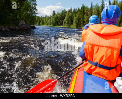 Les chevrons dans un bateau de rafting sur la rivière Pistojoki en Carélie, Russie Banque D'Images
