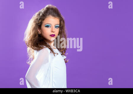 Maquillage mode enfants fashiondoll kid girl sur purple Banque D'Images