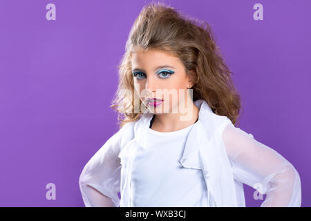 Maquillage mode enfants fashiondoll kid girl sur purple Banque D'Images