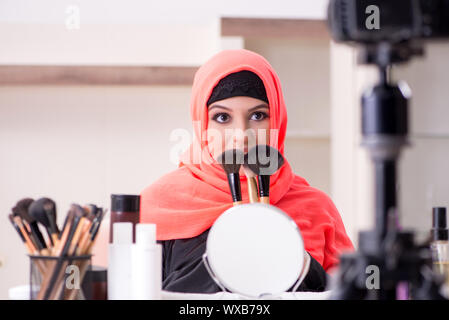 Beauty blogger en hijab l'enregistrement vidéo pour son blog Banque D'Images