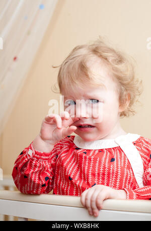 Portrait de petite fille triste avec larme dans l'œil Banque D'Images