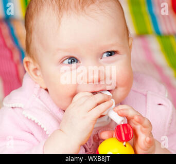 Cute little baby girl jouant avec des jouets de dentition Banque D'Images