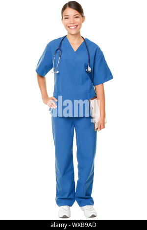 Jeune médecin. Studio shot sur fond blanc d'une jeune femme d'Asie, wearing blue scrubs et drapée avec un stéthoscope autour du cou Banque D'Images