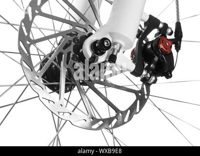 Roue avant de vélo de montagne avec frein à disque mécanique sur fond blanc Banque D'Images