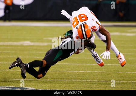 East Rutherford, New Jersey, USA. 16 Sep, 2019. Cleveland Browns tight end Demetrius Harris (88) est abordé par New York Jets Darryl évoluait Roberts (27) au cours de la NFL match entre les Cleveland Browns et les New York Jets à MetLife Stadium à East Rutherford, New Jersey. Christopher Szagola/CSM/Alamy Live News Banque D'Images