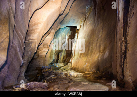 L'intérieur de tunnel souterrain grotte naturelle sombre Banque D'Images