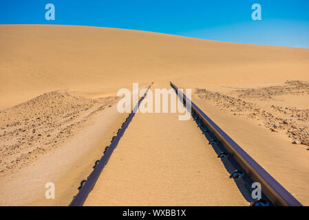 Les voies de chemin de fer après tempête de sable, la Namibie Banque D'Images