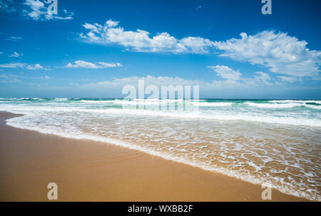 Plage de sable jaune, mer et ciel bleu profond. Banque D'Images