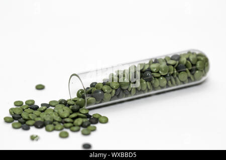 Des granules dans diverses formes et contenants Banque D'Images