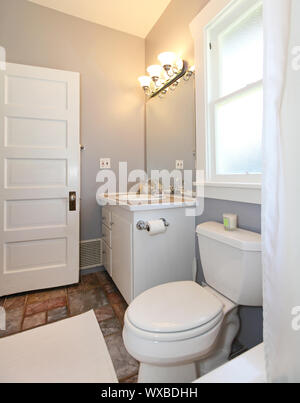 Gris et Blanc, petite salle de bains avec porte ouverte. Banque D'Images