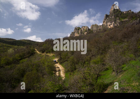 Paysage géorgien avec château sur une colline Banque D'Images