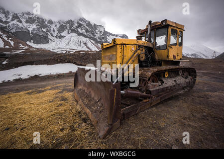 Bulldozer russe ancien à kazbegi Banque D'Images