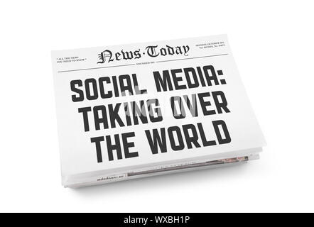 Une pile de journaux avec une "social media : prise dans le monde'. Isolé sur blanc. Banque D'Images
