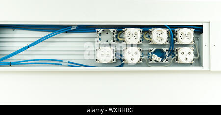 Panneau électrique non fini avec des douilles pour bougies câbles et connexions wifi Banque D'Images