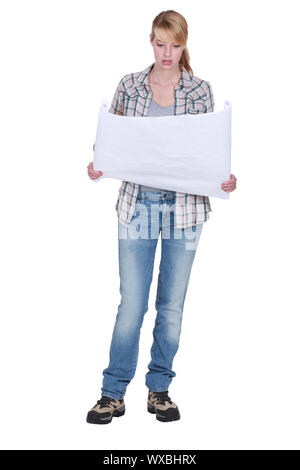 Femme regardant ses plans DIY Banque D'Images