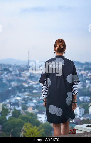 Femme donnant sur la vue sur la ville, Dalat, Vietnam Banque D'Images