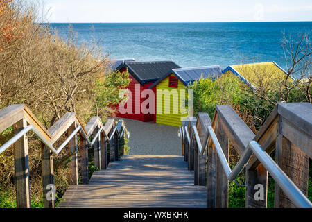 Escalier en bois menant à la plage de Brighton iconique des cabanes de plage sur l'océan à Melbourne, Australie Banque D'Images