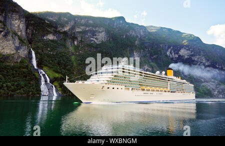 Bateau de croisière dans le fjord de Geiranger classé au Patrimoine Mondial de l'UNESCO Banque D'Images