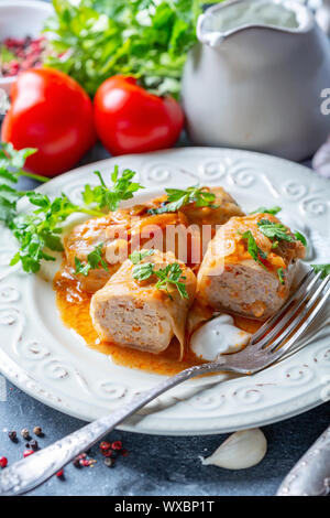 Cigares au chou farci avec du boeuf haché et de riz. Banque D'Images