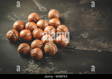 Macadamia sur table en bois Banque D'Images