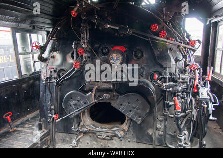 Vue sur le moteur à l'intérieur d'un train historique à Steamtown National Historic Site à Scranton, PA, USA Banque D'Images