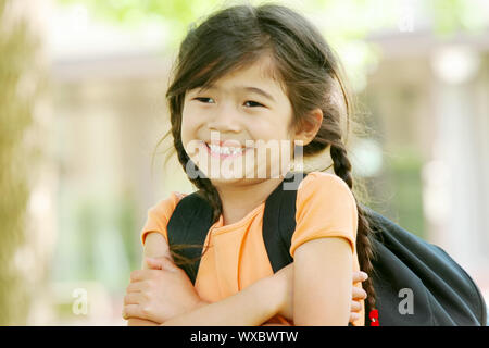 Adorable petite fille de cinq ans prêt pour premier jour d'école ; Banque D'Images