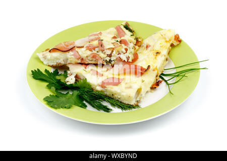 Omelette aux lardons, Oignons de printemps, les verts et les saucisses sur plaque verte isolée sur fond blanc Banque D'Images