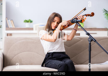 Belle femelle musicien à jouer du violon à la maison Banque D'Images