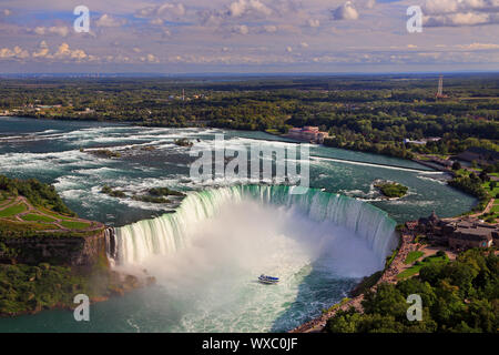 Vue aérienne de Horseshoe Falls y compris Maid of the Mist la voile sur la rivière Niagara, au Canada et USA frontière naturelle Banque D'Images