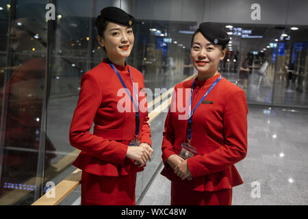 Helsinki, Finlande. 16 Sep, 2019. Deux membres d'équipage de cabine de la Sichuan Airlines posent pour des photos à l'aéroport Helsinki-Vantaa à Helsinki, Finlande, le 16 septembre 2019. Un Airbus 330 avec 278 passagers à bord a atterri à l'aéroport de Helsinki-Vantaa le lundi, l'ouverture d'un nouveau plan de vol à partir de Chengdu à Helsinki exploité par Sichuan Airlines. Il a été le troisième les compagnies aériennes chinoises qui ouvre son nouveau vol vers Helsinki cette année. Credit : Matti Matikainen/crédit : Xinhua Xinhua/Alamy Live News Banque D'Images