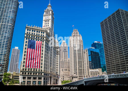 Un énorme bâtiment gratte-ciel à Chicago, Illinois Banque D'Images