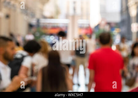 Une image de gens marche arrière-plan flou Banque D'Images