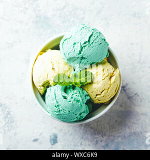 La crème glacée à la menthe dans un bol en céramique Banque D'Images
