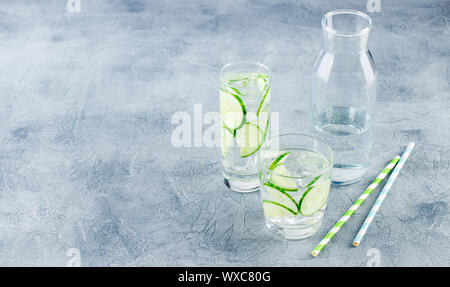 L'eau infusée avec le concombre et la glace Banque D'Images