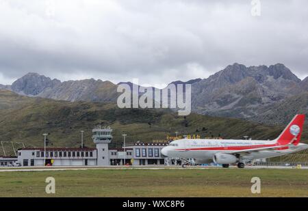 Garze, la province chinoise du Sichuan. 16 Sep, 2019. 3U8014 Vol se prépare à décoller à l'aéroport dans le Gesar Garze préfecture autonome tibétaine de Garze, sud-ouest de la province chinoise du Sichuan, le 16 septembre 2019. L'aéroport de Gesar Garze, situé à 4 068 mètres au-dessus du niveau de la mer, dans la préfecture autonome tibétaine de Garze, a vu son premier avion land le lundi matin. Le voyage entre Garze et Chengdu utilisée pour prendre plus de huit heures en voiture. Avec le nouvel aéroport, ce n'est qu'un vol d'une heure. Credit : Jiang Hongjing/Xinhua/Alamy Live News Banque D'Images