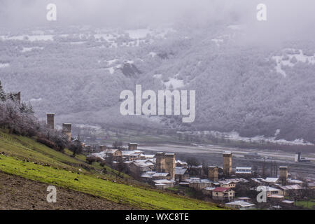 Nouvelle neige couvrant les arbres sur la colline en face de mestia Banque D'Images