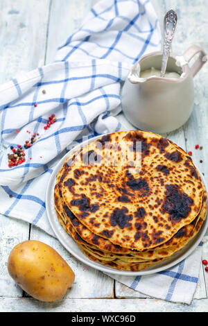 Norvégien traditionnel fait maison crêpes de pomme de terre. Banque D'Images