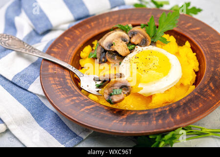 La polenta italienne traditionnelle avec des champignons. Banque D'Images
