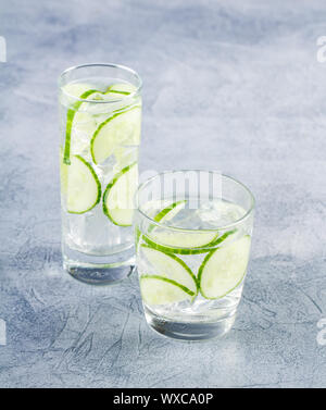 L'eau infusée avec le concombre et la glace Banque D'Images