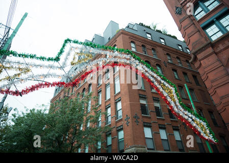 La fête de San Gennaro un célèbre festival italien dans la petite Italie, près de Chinatown, New York. Inscrivez-vous en vert blanc et rouge. Banque D'Images