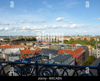 Une vue sur les toits de Copenhague à partir de la plate-forme d'observation de la Rundetårn (Rundetaarn, également connu sous le nom de la tour ronde en anglais). Copenhague, Danemark. Banque D'Images