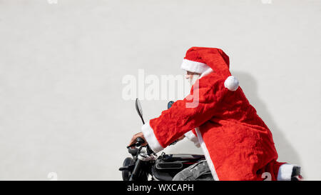 L'homme sur une moto dans un costume de Père Noël Banque D'Images