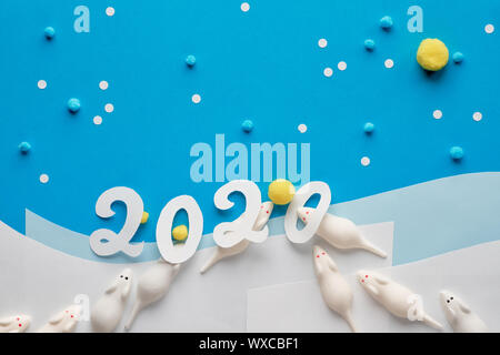 Bonne Année 2020 ! Papiers de création télévision jeter en bleu et blanc avec des souris guimauve aller pour des billes jaunes sur fond de neige avec le numéro 2020 Banque D'Images