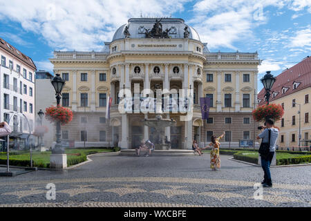 BRATISLAVA, SLOVAQUIE - août 18, 2019 : l'ancien bâtiment du Théâtre National Slovaque sur place Hviezdoslav Banque D'Images