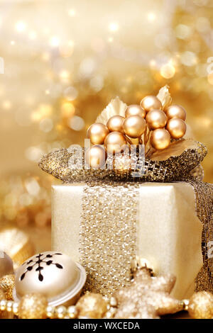 Boîte cadeau de Noël avec des cloches et étoiles Banque D'Images