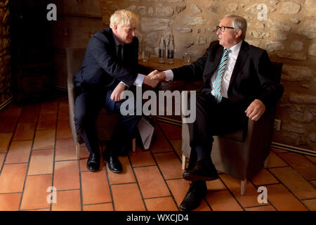 Le Luxembourg. 16 Sep, 2019. Le Président de la Commission européenne, Jean-Claude Juncker (R), serre la main avec le Premier ministre britannique Boris Johnson à Luxembourg, le 16 septembre 2019. (Commission européenne/document via Xinhua) Credit : Xinhua/Alamy Live News Banque D'Images