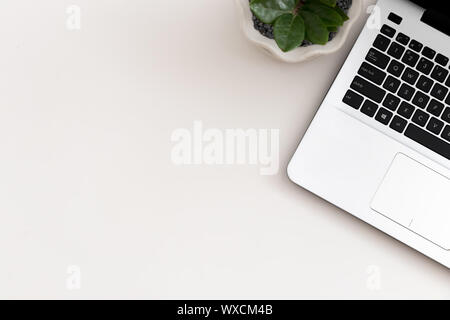 White Bureau bureau avec ordinateur portable bureau usine Banque D'Images