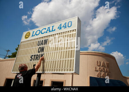 09162019 - Bedford, Indiana, USA : Local 440 des Travailleurs unis de l'automobile président Kevin Hutchinson met les lettres 'orthographe, en grève de l'UAW,' sur un chapiteau à l'extérieur du quartier général local après les travailleurs de la General Motors Powertrain Bedford' factory s'est joint à une grève nationale du travail contre les OGM, le lundi 16 septembre 2019 à Bedford, dans l'Indiana la grève impliquant plus de 49 000 travailleurs dans l'ensemble du pays a commencé à minuit. Plus de 700 travaux à l'usine de Bedford. C'est la première grève nationale, l'UAW a organisé depuis 1982. Banque D'Images