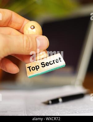 Top secret stamp dans bureau de renseignement montrant concept anti spy Banque D'Images